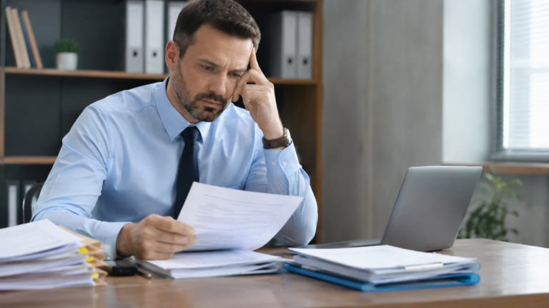 Servidor público analisando documentos funcionais e contracheques em um escritório, verificando possível atraso na promoção funcional e seus impactos na carreira e na remuneração.